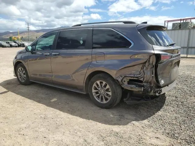 2021 TOYOTA SIENNA XLE  
