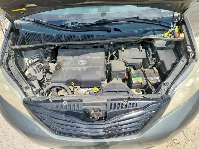 2014 TOYOTA SIENNA LE  