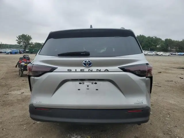 2024 TOYOTA SIENNA XLE  
