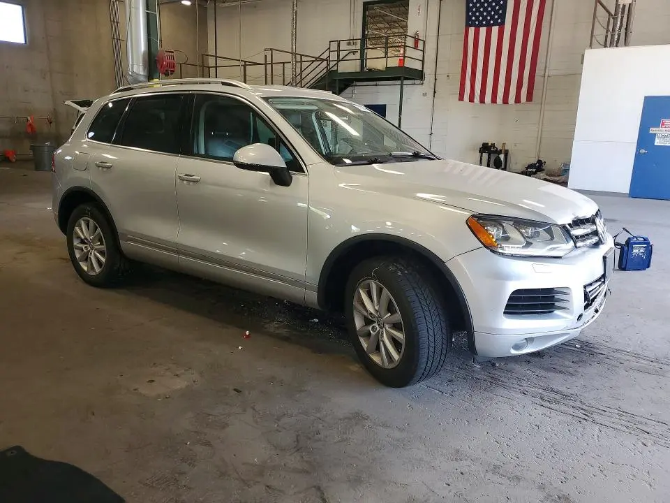 2014 VOLKSWAGEN TOUAREG V6  