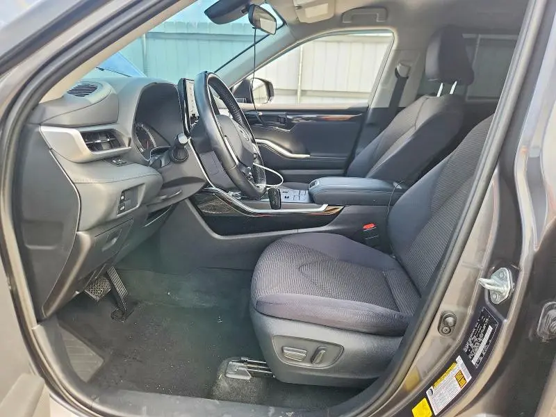 2021 TOYOTA HIGHLANDER LE  