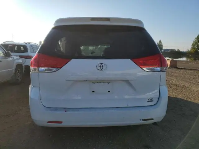 2013 TOYOTA SIENNA LE  