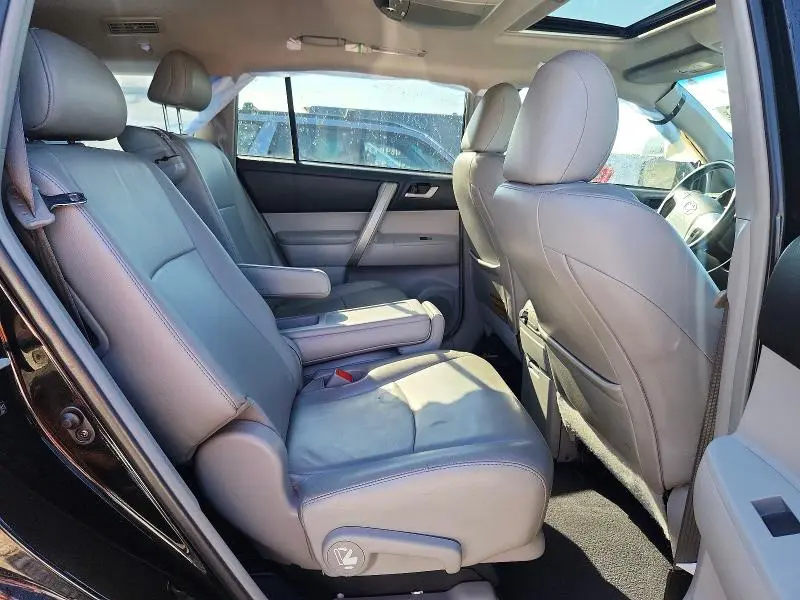 2013 TOYOTA HIGHLANDER SE  