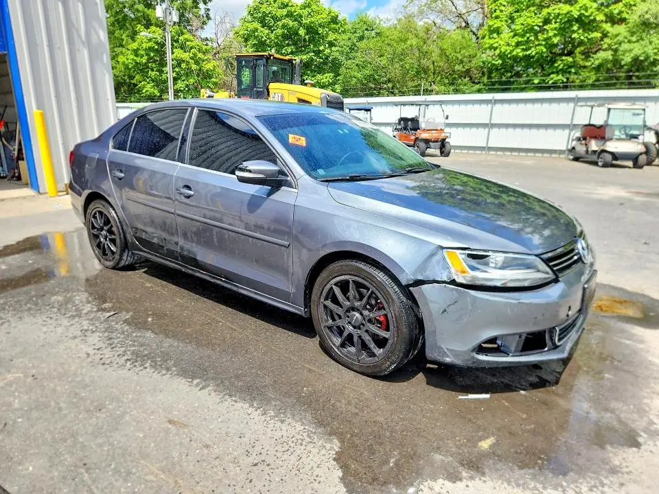2013 VOLKSWAGEN JETTA SE  