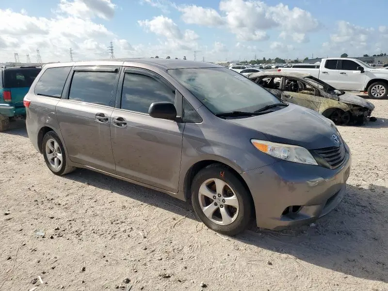 2017 TOYOTA SIENNA   
