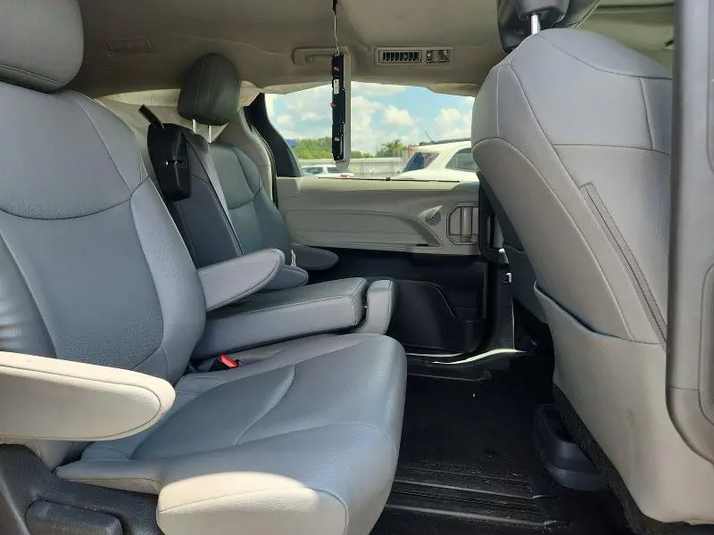 2022 TOYOTA SIENNA XLE  