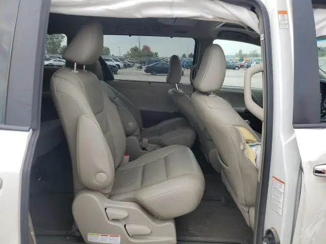 2017 TOYOTA SIENNA XLE  