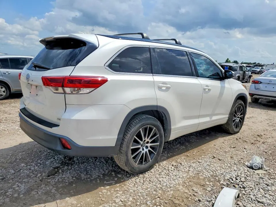 2018 TOYOTA HIGHLANDER SE  