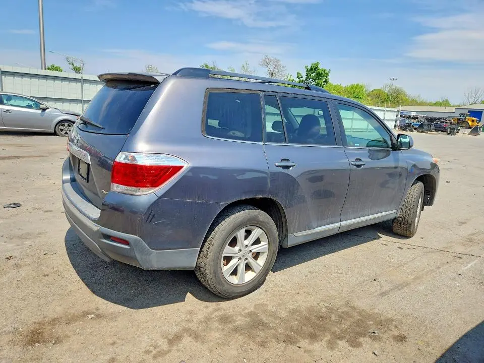 2013 TOYOTA HIGHLANDER SE  