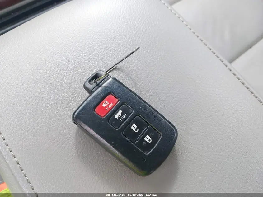 2013 TOYOTA CAMRY XLE V6
