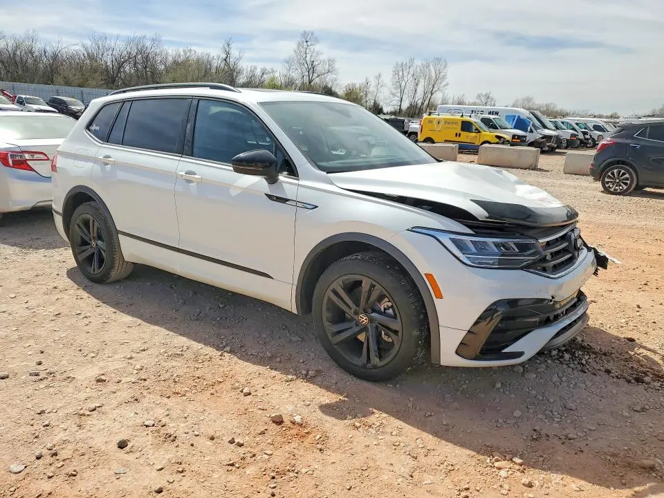 2023 VOLKSWAGEN TIGUAN SE R-LINE BLACK  