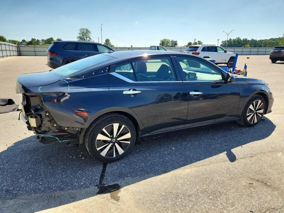 2022 NISSAN ALTIMA SV  