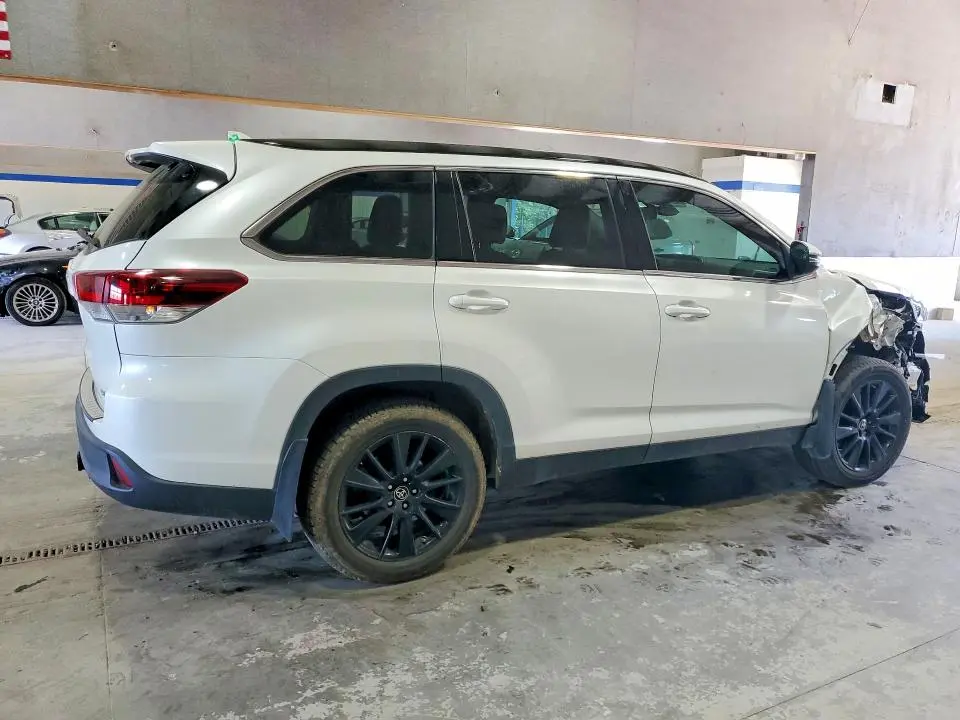 2019 TOYOTA HIGHLANDER SE  