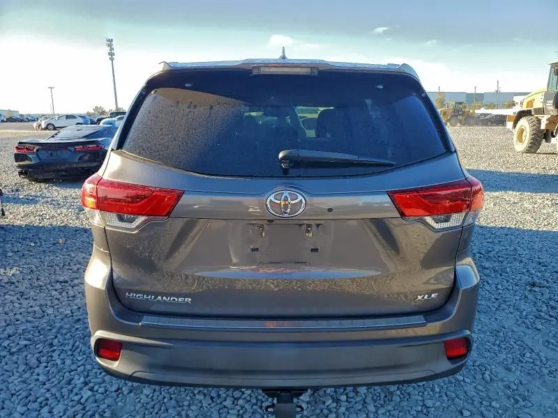 2017 TOYOTA HIGHLANDER SE  