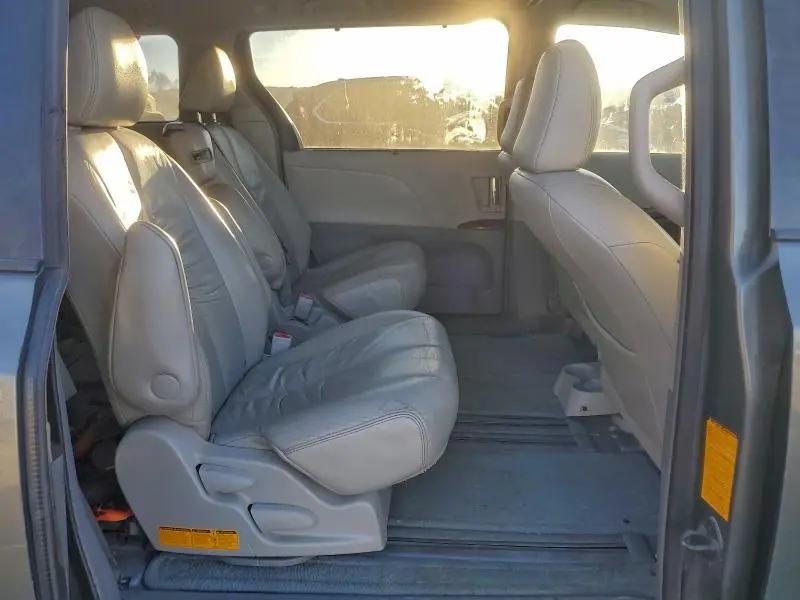 2011 TOYOTA SIENNA XLE  