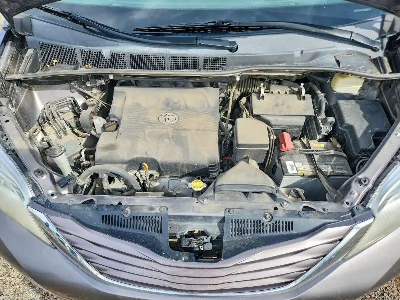 2016 TOYOTA SIENNA LE  