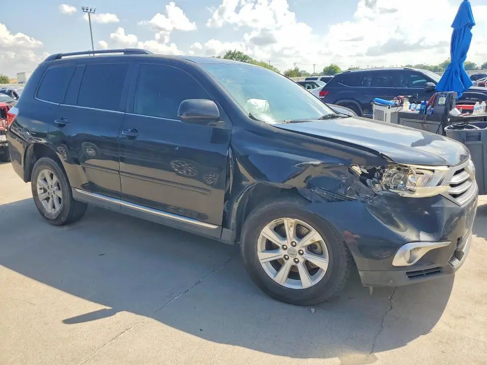 2011 TOYOTA HIGHLANDER SE  