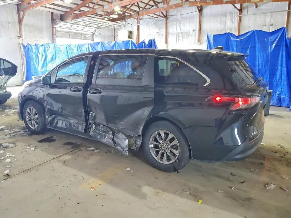 2022 TOYOTA SIENNA LE  