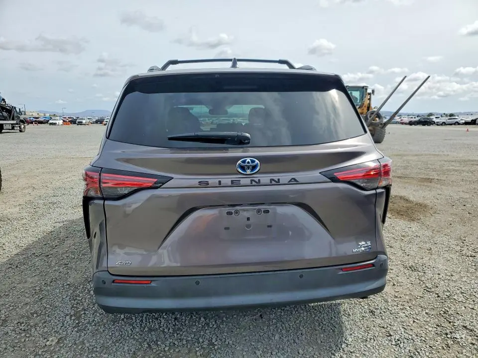 2022 TOYOTA SIENNA XLE  
