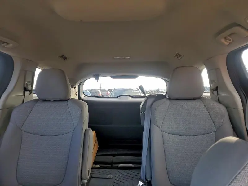 2021 TOYOTA SIENNA LE  