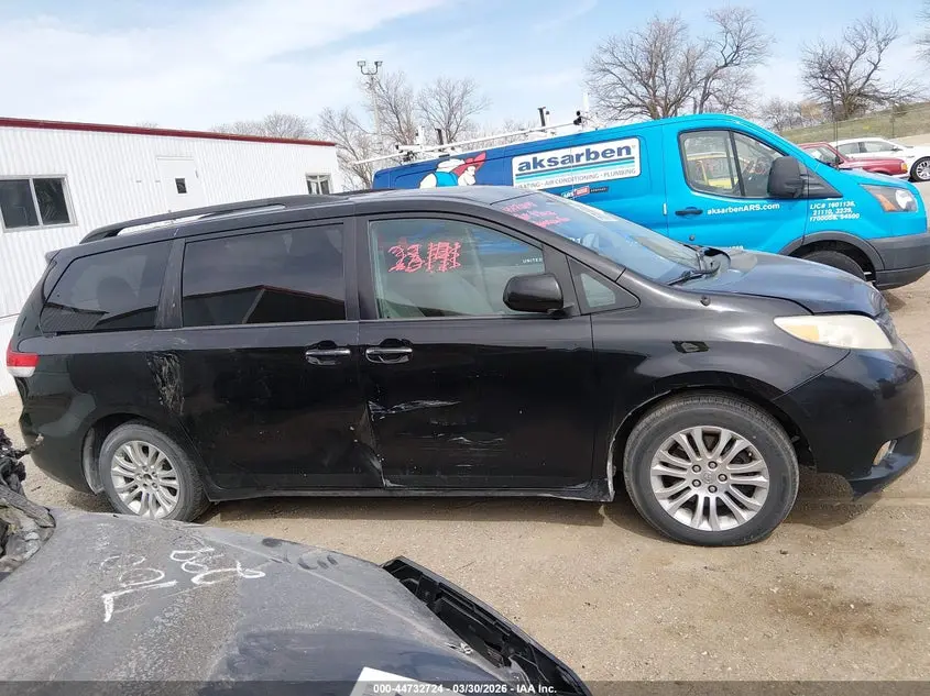 2014 TOYOTA SIENNA XLE V6 8 PASSENGER