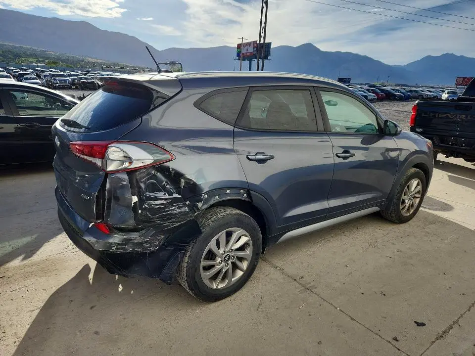 2017 HYUNDAI TUCSON SE  
