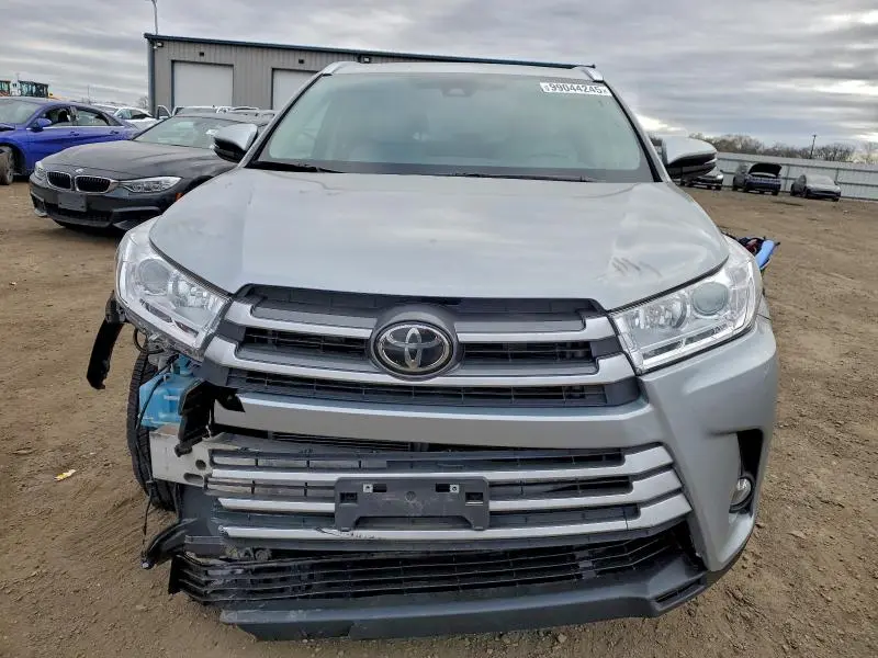2017 TOYOTA HIGHLANDER SE  