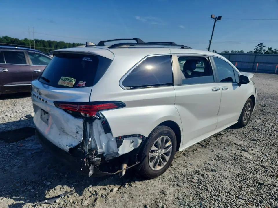 2022 TOYOTA SIENNA XLE  
