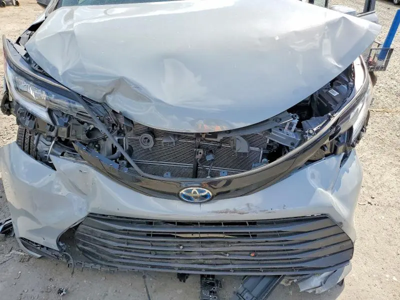 2025 TOYOTA SIENNA WOODLAND EDITION  