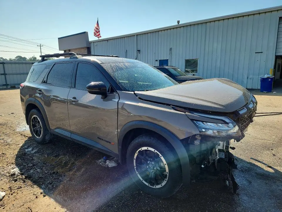 2023 NISSAN PATHFINDER SV  