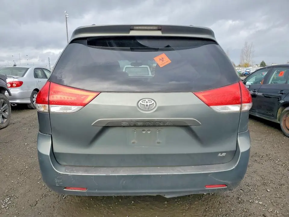 2013 TOYOTA SIENNA LE 8-PASSENGER  