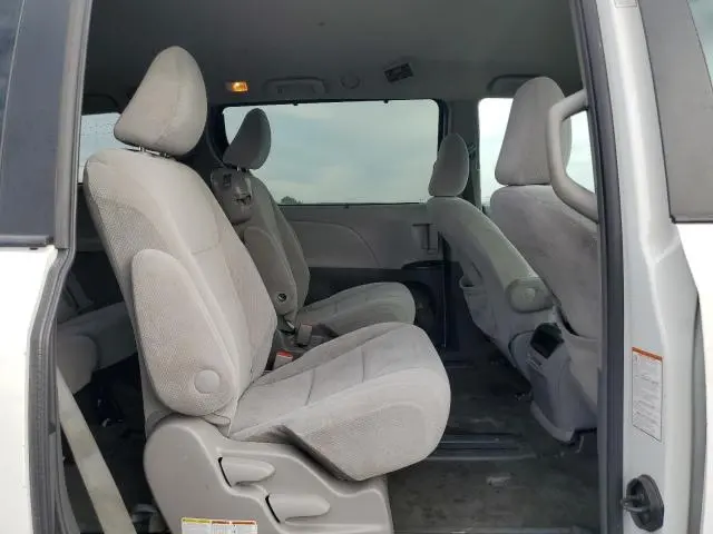 2017 TOYOTA SIENNA LE  