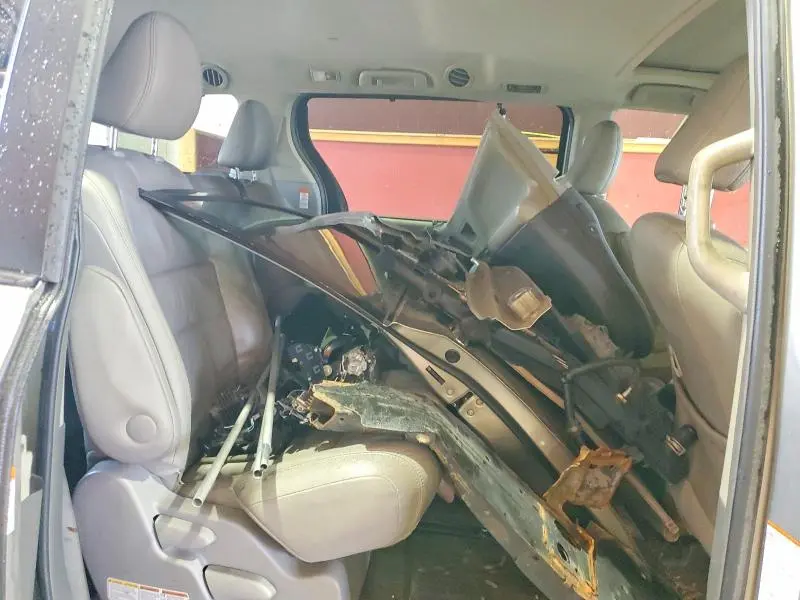 2015 TOYOTA SIENNA XLE 8-PASSENGER  