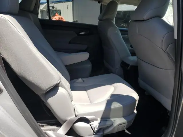 2024 TOYOTA HIGHLANDER LE  