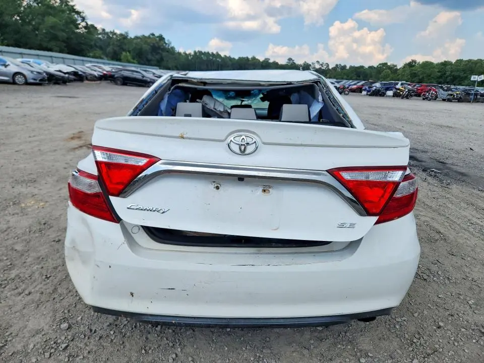 2016 TOYOTA CAMRY SE  