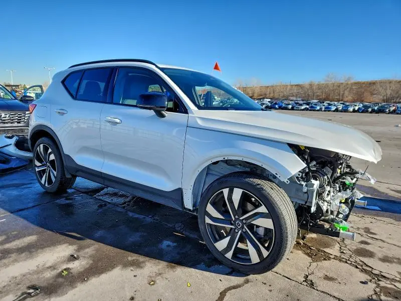 2023 VOLVO XC40 PLUS  