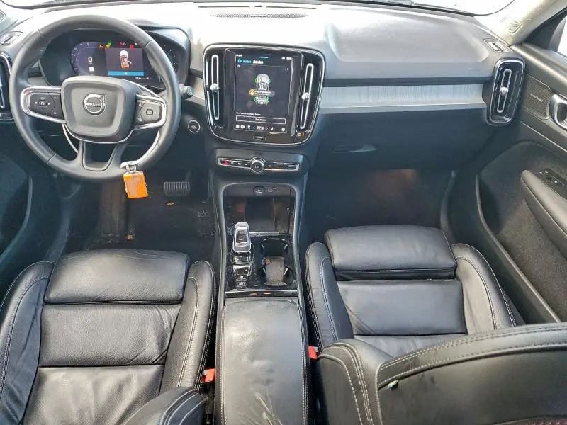 2023 VOLVO XC40 PLUS  