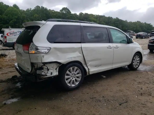 2013 TOYOTA SIENNA XLE  