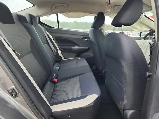 2022 NISSAN VERSA SV  
