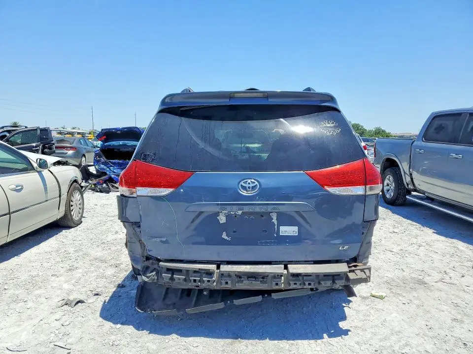 2014 TOYOTA SIENNA LE  
