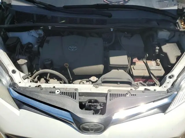 2020 TOYOTA SIENNA XLE  