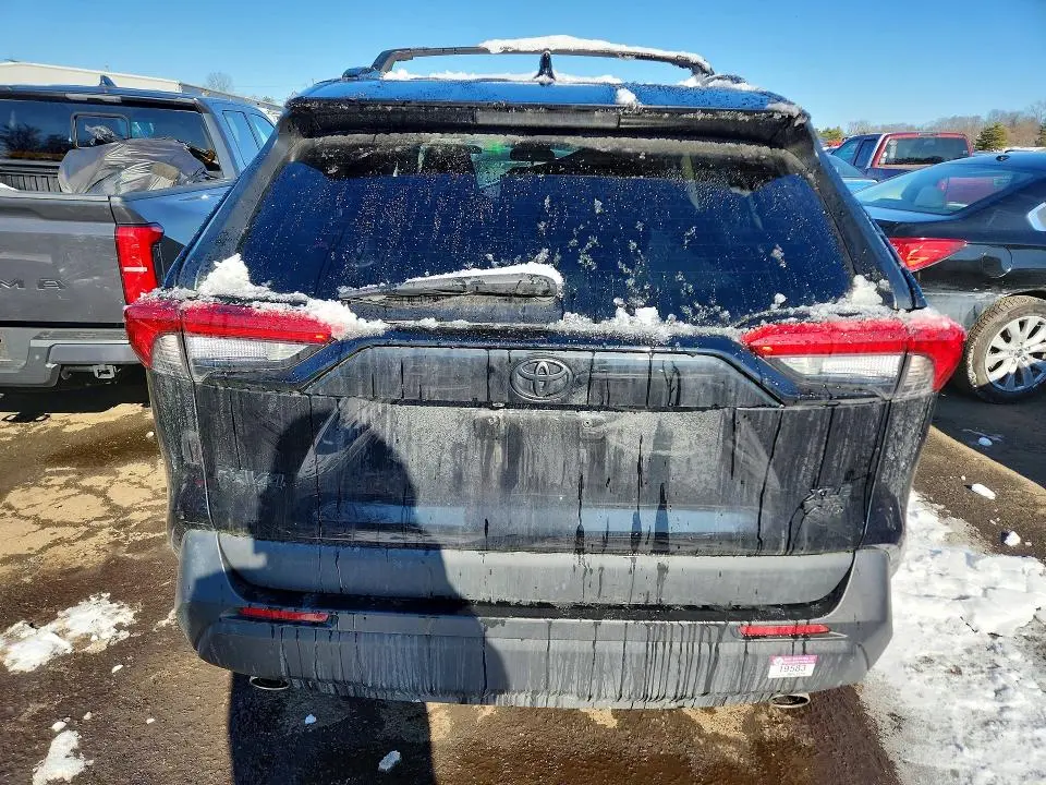 2021 TOYOTA RAV4 XLE  