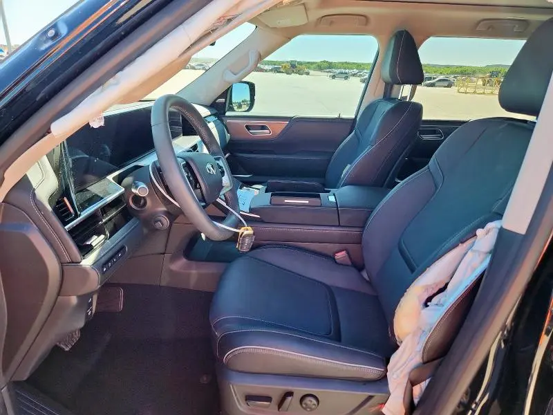 2025 INFINITI QX80 LUXE  