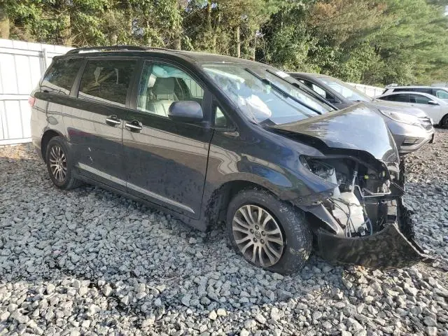 2020 TOYOTA SIENNA XLE  