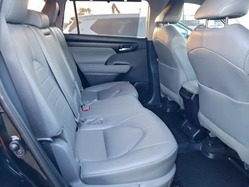 2024 TOYOTA HIGHLANDER LE  
