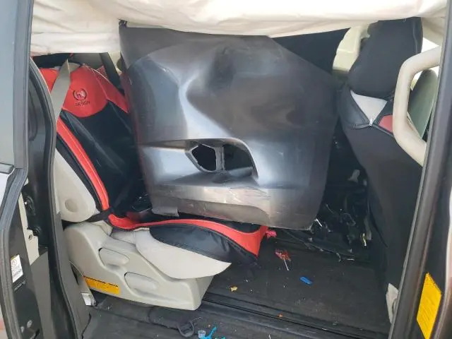 2011 TOYOTA SIENNA LE  