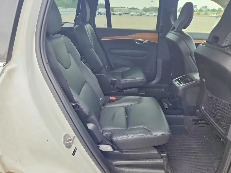 2022 VOLVO XC90 T6 MOMENTUM  