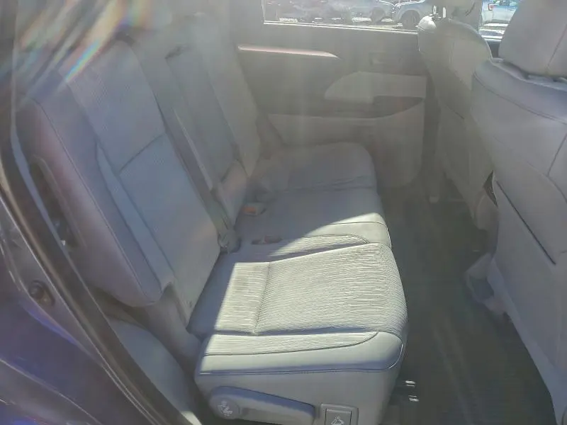 2015 TOYOTA HIGHLANDER LE  