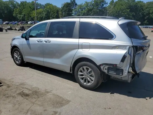 2025 TOYOTA SIENNA XLE  