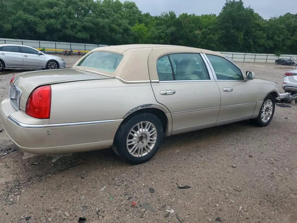 2011 LINCOLN TOWN CAR SIGNATURE LONG WHEELBASE  